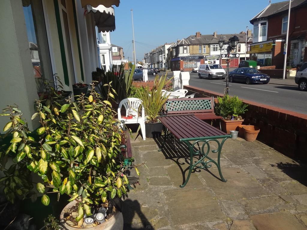 Lindisfarne Holiday Apartments - Families & Couples Only Blackpool Exterior foto